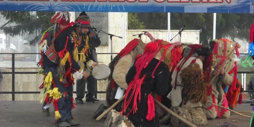 Trupele de urători au urcat pe scena festivalului “Roman Metropolitan”.