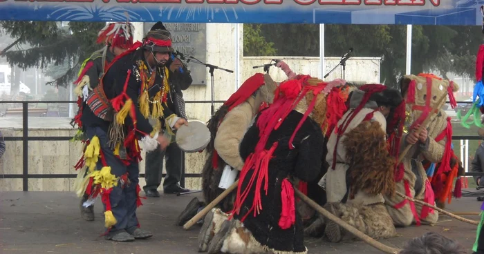 Trupele de urători au urcat pe scena festivalului “Roman Metropolitan”.