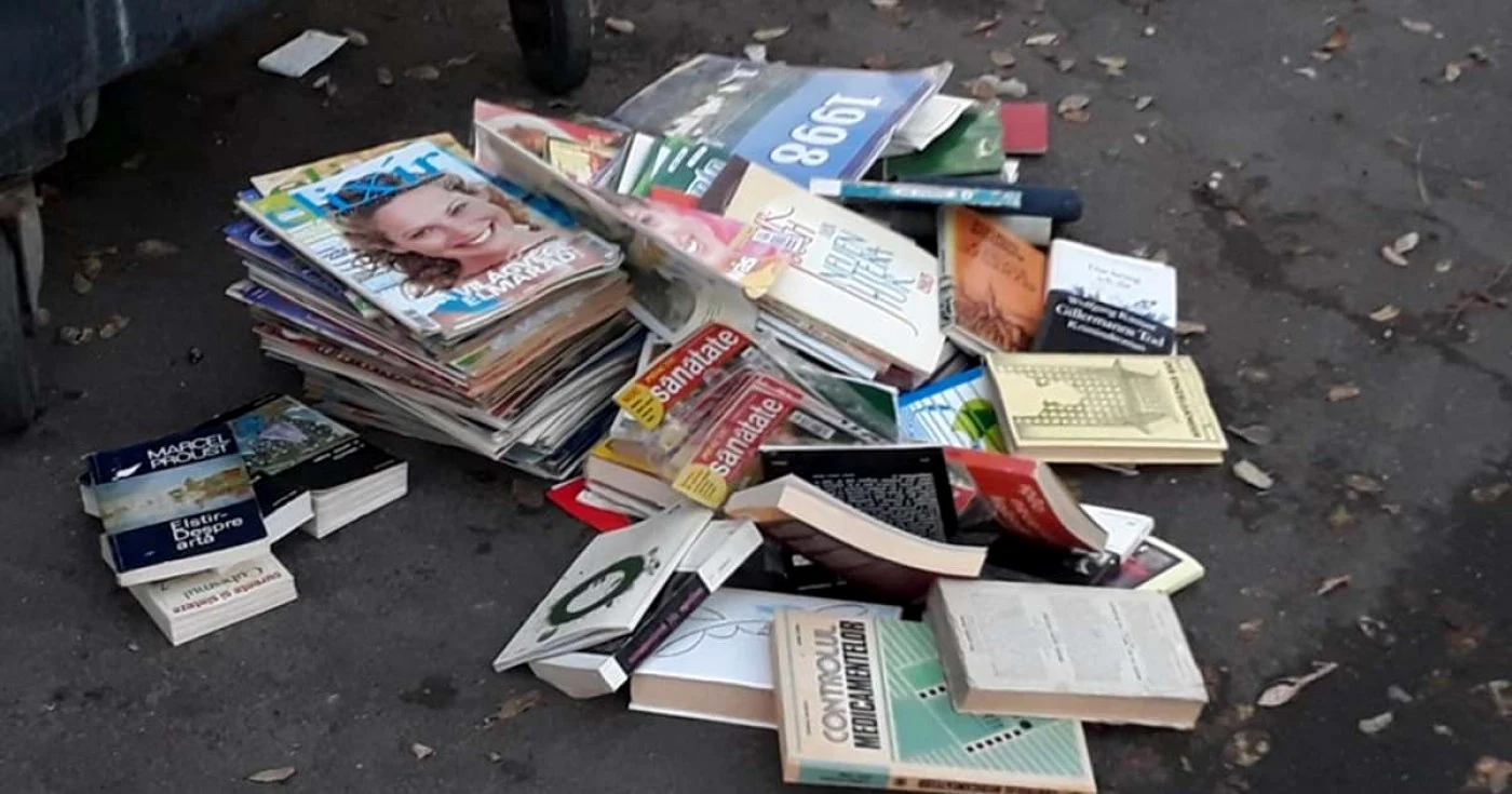 Cărţi aruncate FOTO bihon.ro