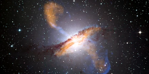 O galaxie aflată la 10 milioane de ani lumină distanţă de Pământ, fotografiată cu ajutorul observatorului Chandra  FOTO: chandra.harvard.edu
