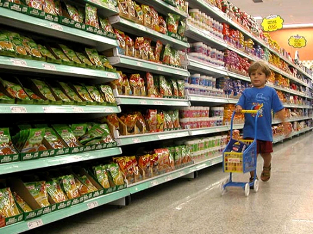 Cele mai mari scăderi de preţuri au fost la alimente, locuinţe şi transport