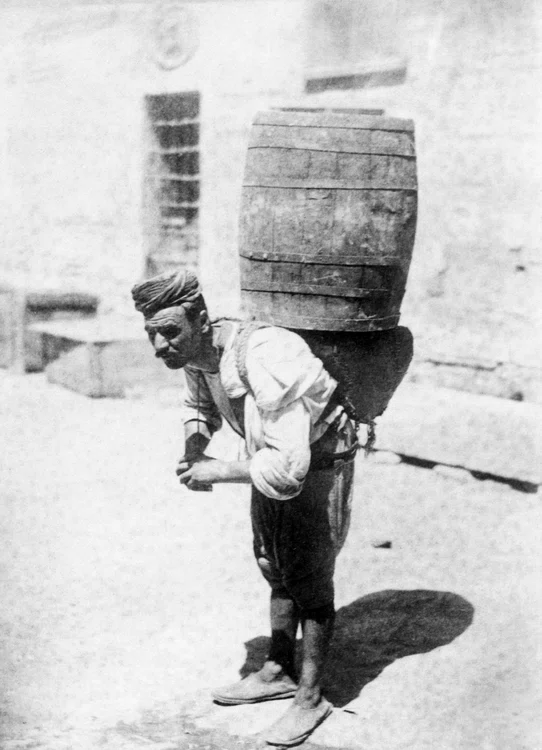 Armean folosit pe post de cărăuş (fotografie dintr-o arhivă germană)
