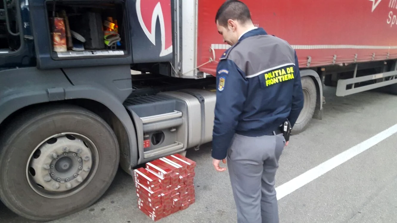 Poliţistul a primit 7.000 de euro drept mită ca să devină complice al contrabandiştilor Foto: Adevărul