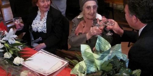 Feller Rella a ciocnit o cupă de şampanie la 100 de ani Foto