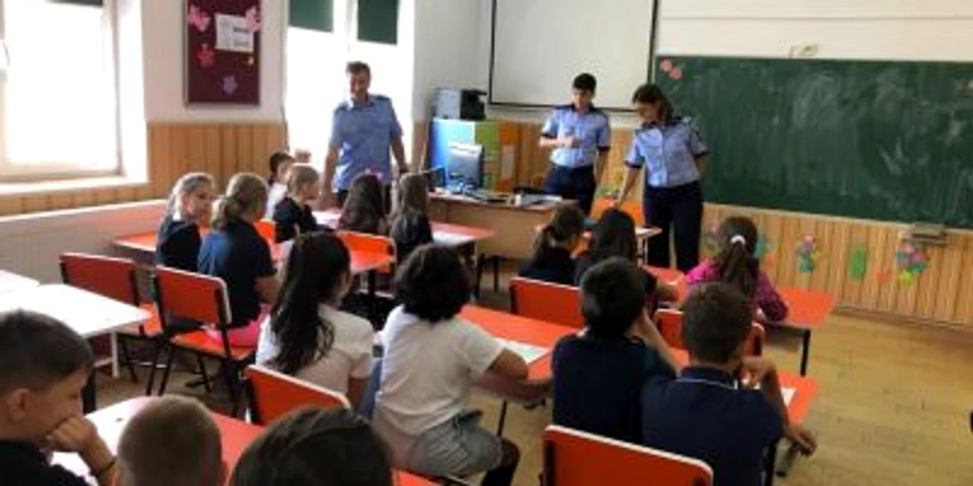 Poliţiştiim alături de elevi în cadrul campaniei 10 pentru siguranţă FOTO IPJ Călăraşi