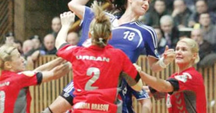 Handbal:Oltchim a învins pe Rulmentul Braşov cu 31-25