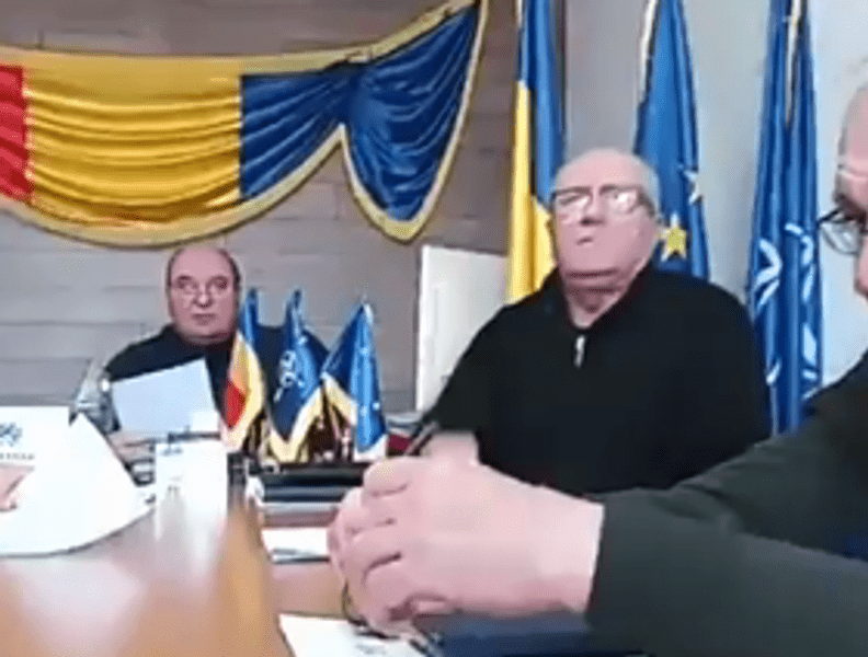 Un viceprimar din Vrancea a sărit la bătaie la un cetățean venit la ședința de consiliu local VIDEO