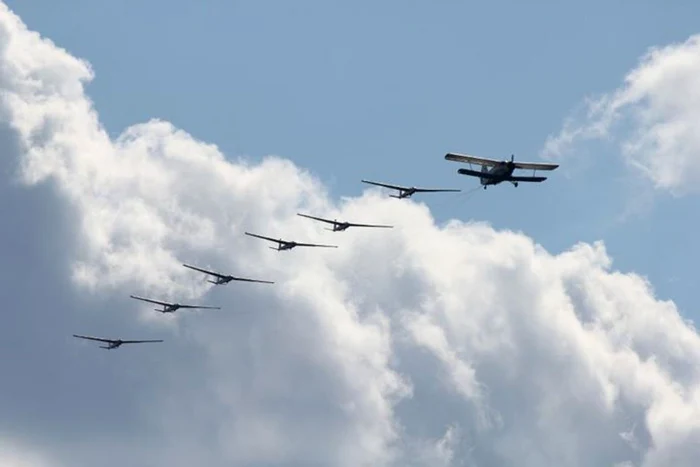 „AeroNautic Show“ va combina acrobaţiile aeriene cu cele nautice deasupra Lacului Morii din Capitală. FOTO Facebook AeroNautic Show