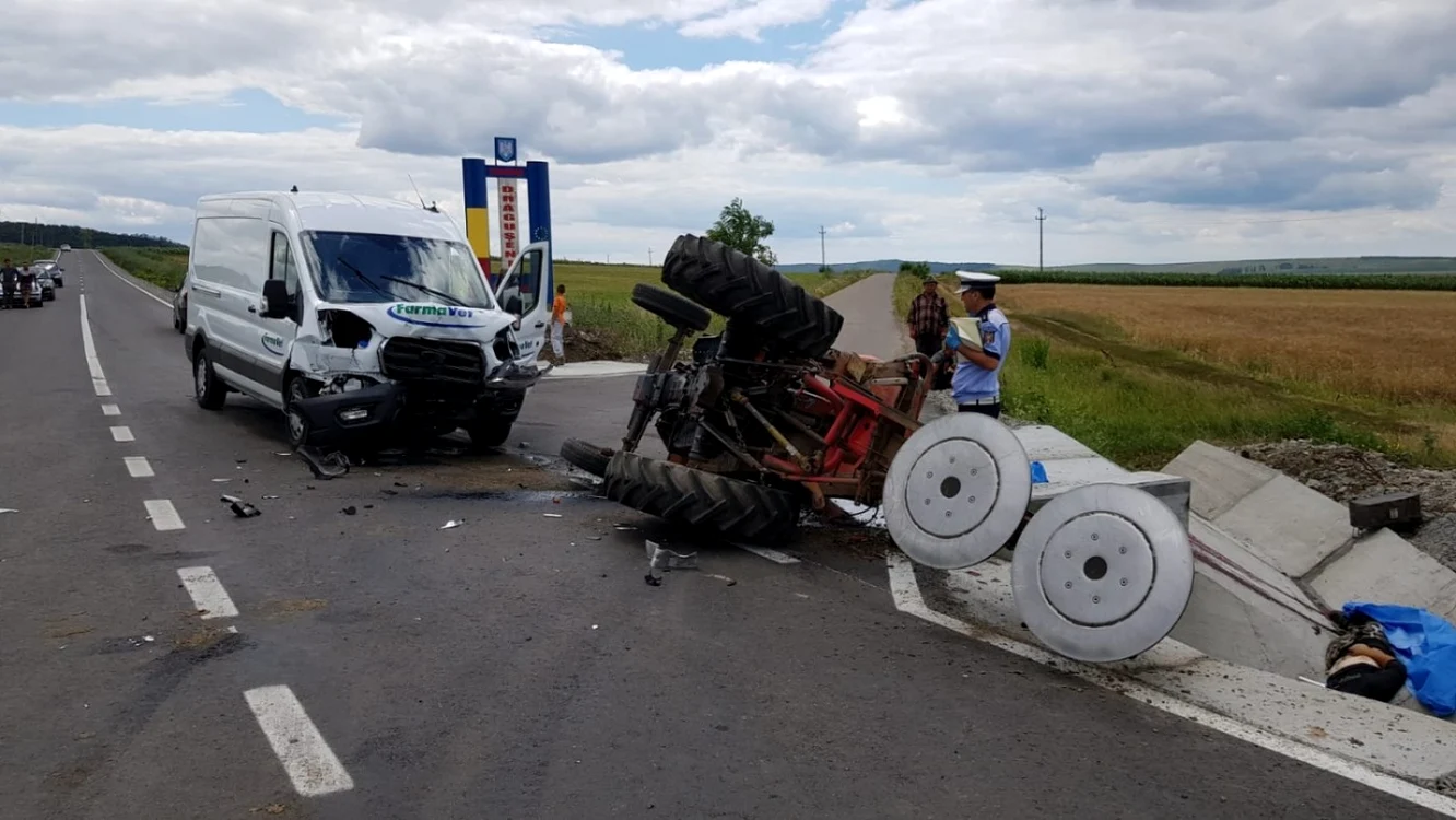 Tractorul a fost lovit din lateral de autoutilitară FOTO Ziarul de Iaşi
