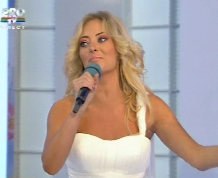 Delia a probat 3 rochii de mireasă (Foto: Captură video Pro TV)