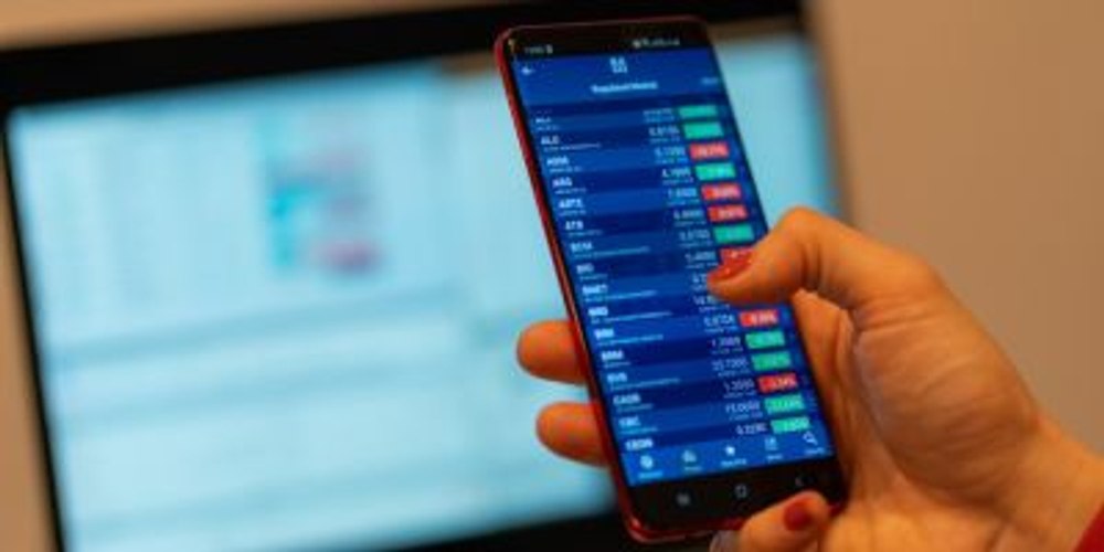 Criza politică din România lovește economia: Bursa de Valori București deschide pe minus