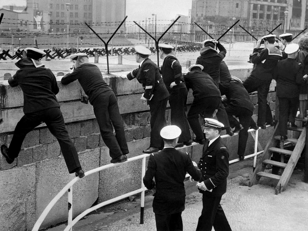 Zidul Berlinului, pe vremea când împărțea poporul german. FOTO: AFP