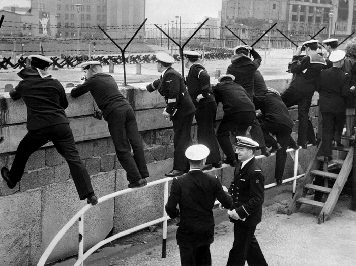 Zidul Berlinului, pe vremea când împărțea poporul german. FOTO: AFP