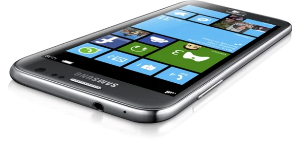 Primul telefon inteligent cu Windows 8 a fost lansat de Samsung