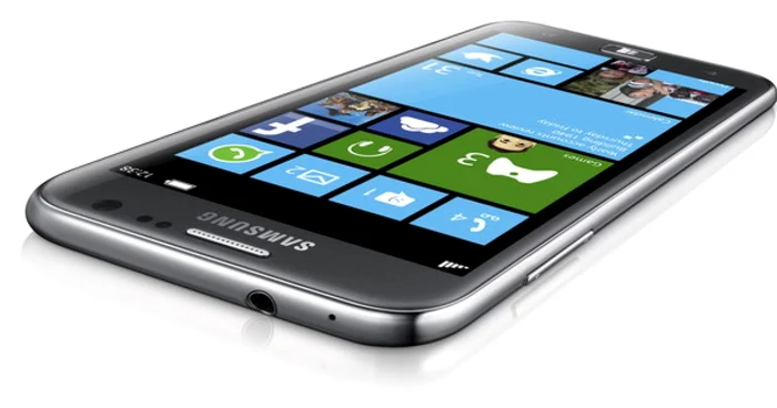 Primul telefon inteligent cu Windows 8 a fost lansat de Samsung