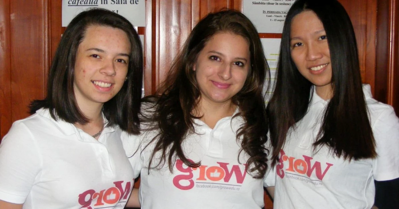 Giovana, Beatriz (Brazilia) şi Carolyn (China),  trei tinere care au venit la Târgu-Mureş FOTO: Ana Gajdo
