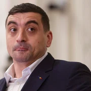 Președintele AUR, George Simion, face declarații de presă după depunerea moțiunii de cenzură alături de PSD împotriva guvernuluii. FOTO Inquam Photos / Octav Ganea