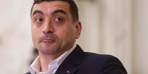Președintele AUR, George Simion, face declarații de presă după depunerea  moțiunii de cenzură alături de PSD împotriva guvernuluii. FOTO Inquam Photos / Octav Ganea