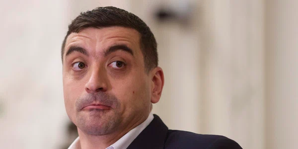 Președintele AUR, George Simion, face declarații de presă după depunerea  moțiunii de cenzură alături de PSD împotriva guvernuluii. FOTO Inquam Photos / Octav Ganea