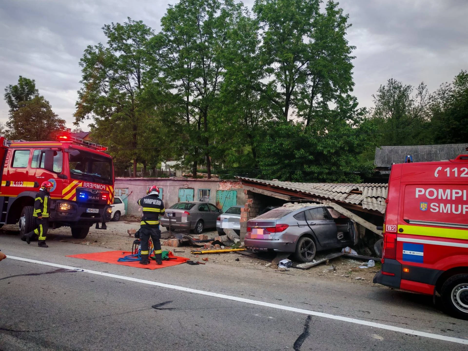 Impact violent în Bistrița-Năsăud: momentul în care un șofer cu permisul anulat spulberă un garaj