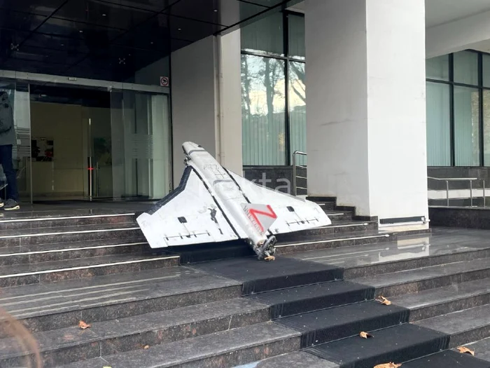 Drona rusească a fost expusă pe scările MAE moldovean. FOTO: Nokta.md