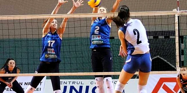 Volei feminin. Ştiinţa Bacău-Unic Piatra Neamţ (3-0)