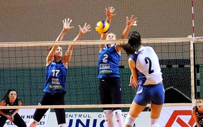 Volei feminin. Ştiinţa Bacău-Unic Piatra Neamţ (3-0)