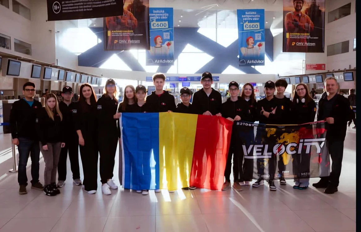 echipa_roboticieni_velocity_braila_in_aeroport_FOTO_velocity_robotic_team