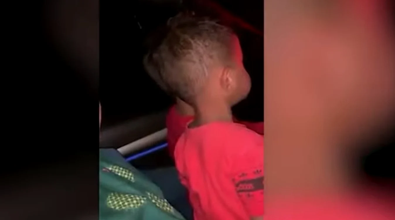 Copil de 6 ani la volan - captură video
