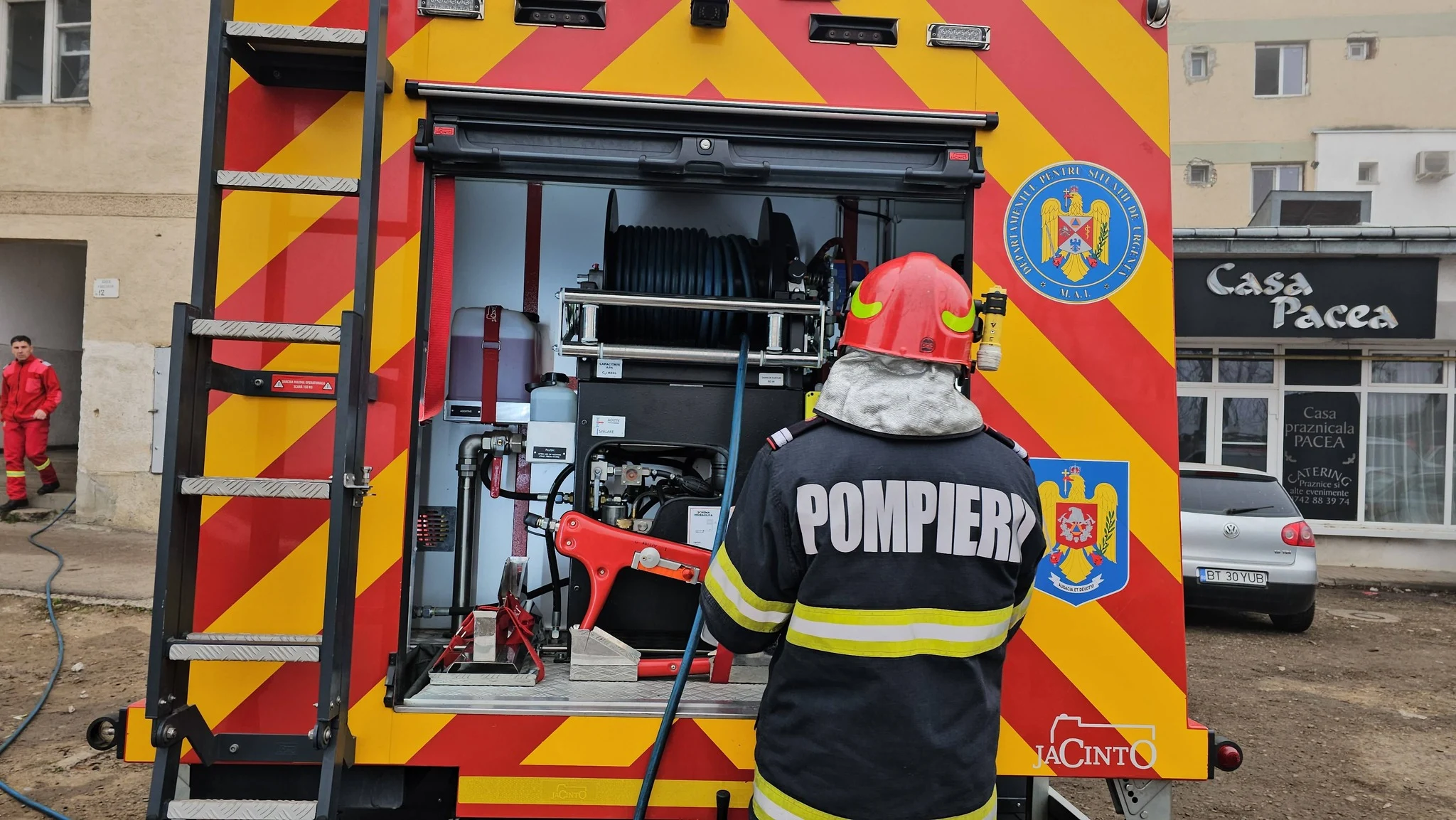 Alertă în cartierul Rahova din Capitală. Un incendiu a izbucnit la un bloc din apropierea celui distrus de explozie