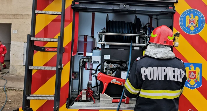 Alertă în cartierul Rahova din Capitală. Un incendiu a izbucnit la un bloc din apropierea celui distrus de explozie