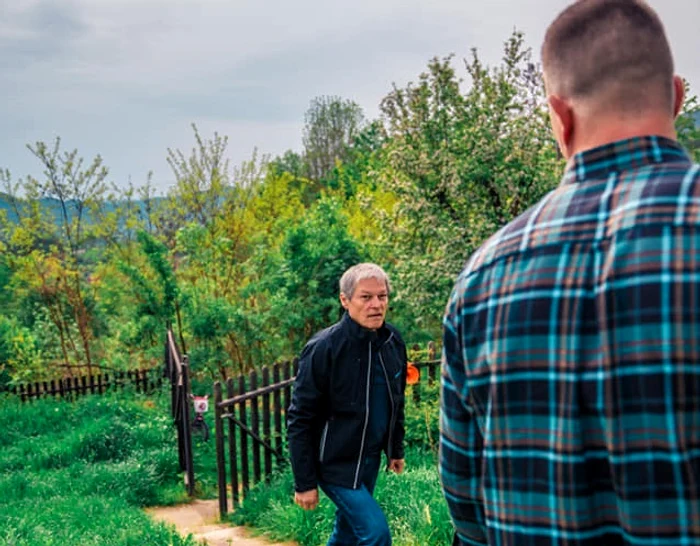Dacian Cioloș în vizită la Andy Hetz, fondatorul comunității „Mutat la țară”. FOTO: D. Cioloș
