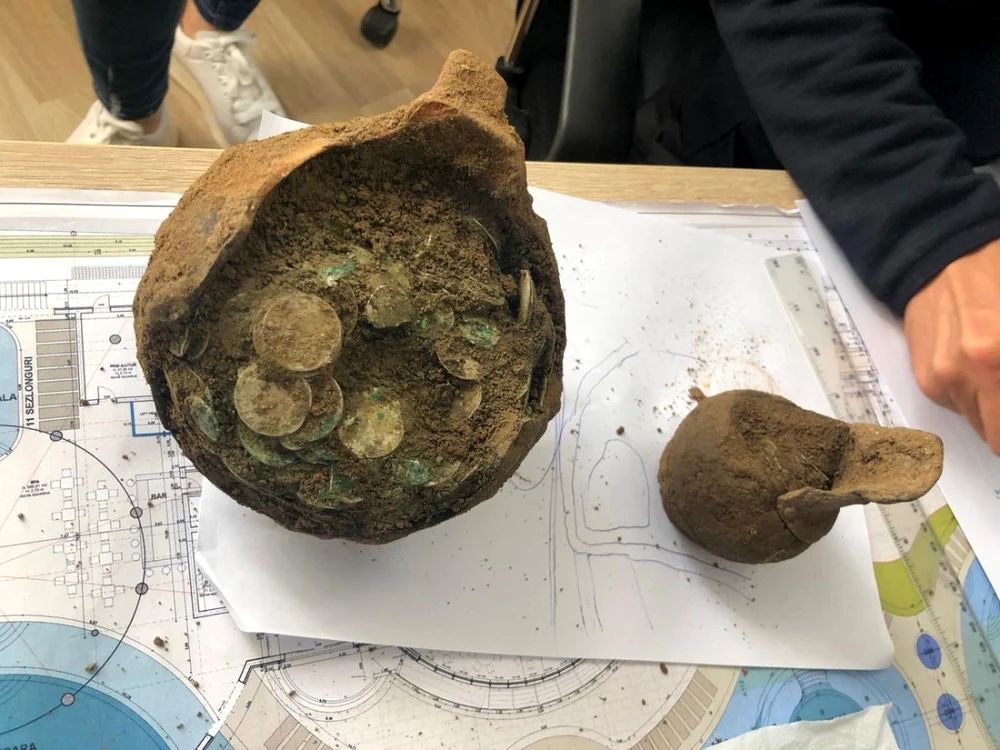 Tezaur monetar descoperit de doi căutători de comori cu detectoare de metal la Vlădeşti - Vâlcea - monede de argint din sec XVI Foto Adevărul - credit Adrian Cosac
