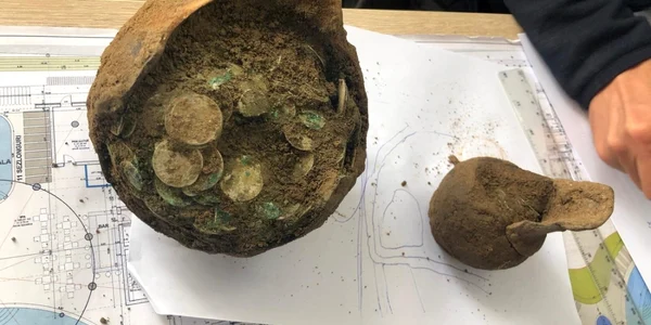 Tezaur monetar descoperit de doi căutători de comori cu detectoare de metal la Vlădeşti - Vâlcea - monede de argint din sec XVI Foto Adevărul - credit Adrian Cosac