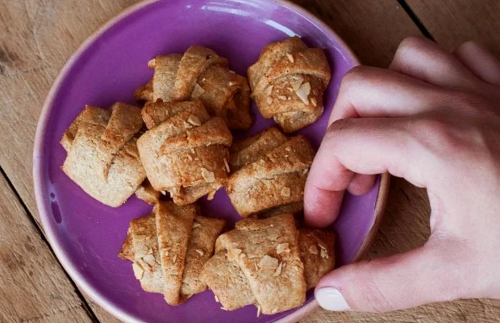 Un desert savuros, numai bun alături de o ceaşcă de cafea.