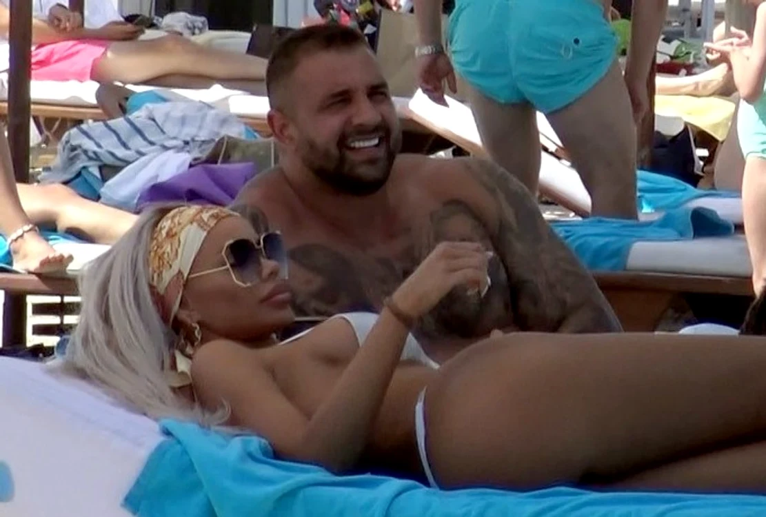
    Bianca Drăgușanu atrage toate privirile pe plajăfoto: Blitz  
