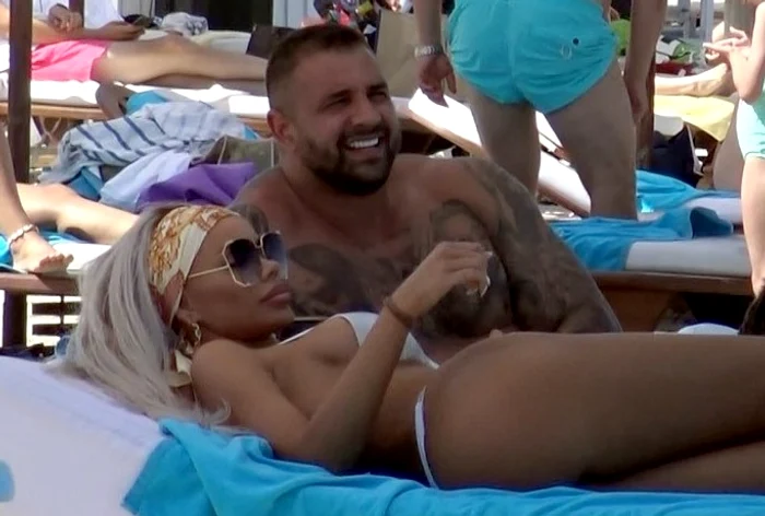 
    Bianca Drăgușanu atrage toate privirile pe plajăfoto: Blitz  