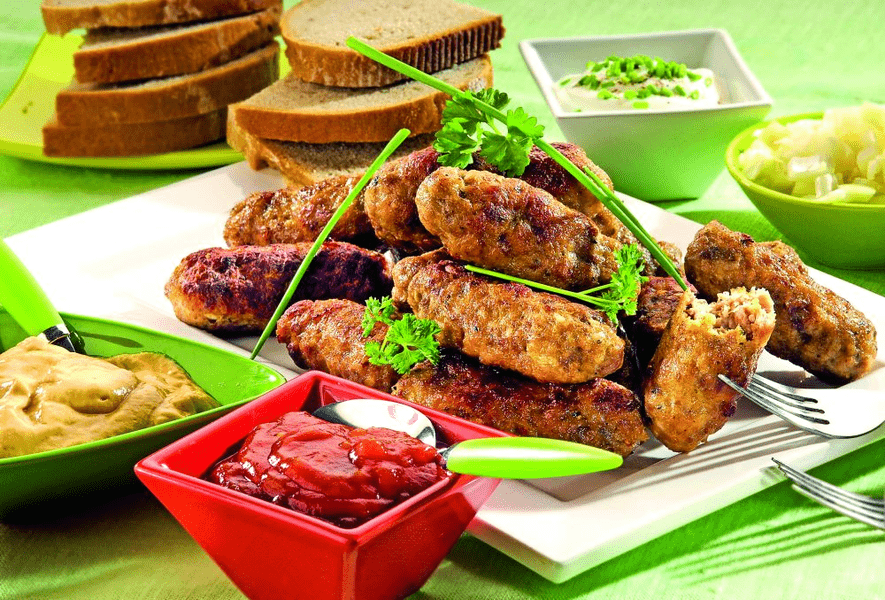 Masa de 1 Decembrie, o bombă culinară. Devorăm 68 de E-uri și de cinci ori mai multă sare decât este permis