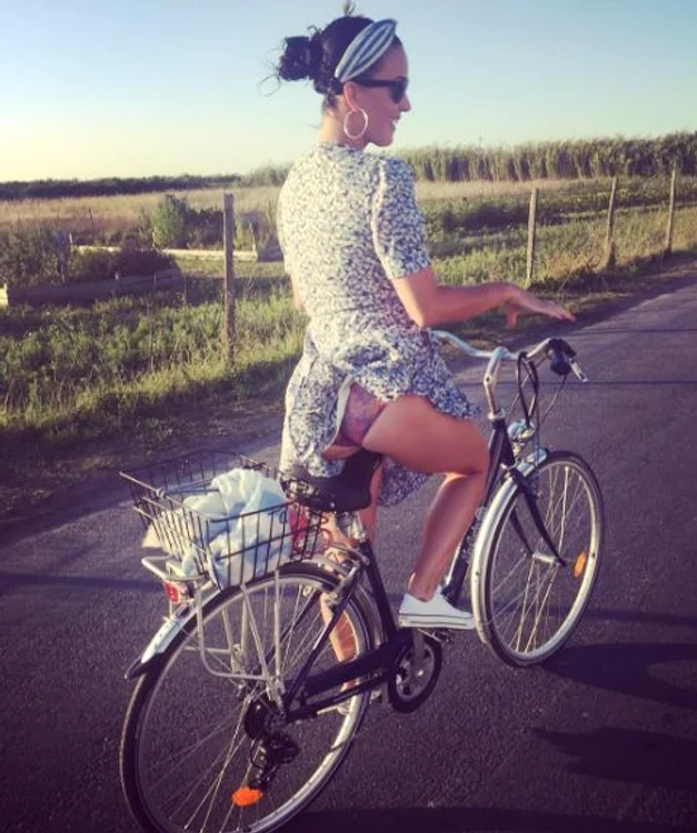 Katy și poza buclucașă