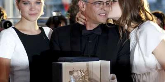 Regizorul Abdellatif Kechiche (centru), alături de protagonistele filmului „La Vie d'Adele": Léa Seydoux (stânga) şi Adèle Exarchopolous (dreapta) FOTO: Reuters