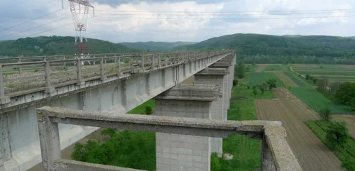 Calea_ferată Vâlcea_Vâlcele - marile bijuterii inginereşti - Viaductul Topolog - Argeş cel mai înalt şi mai lung din ţară  Foto ciclism ro