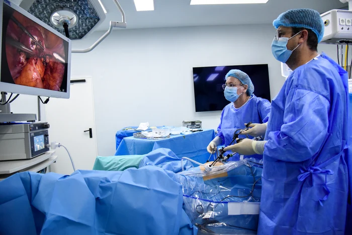 Robotul, o extensie a medicului. FOTO: Sanador