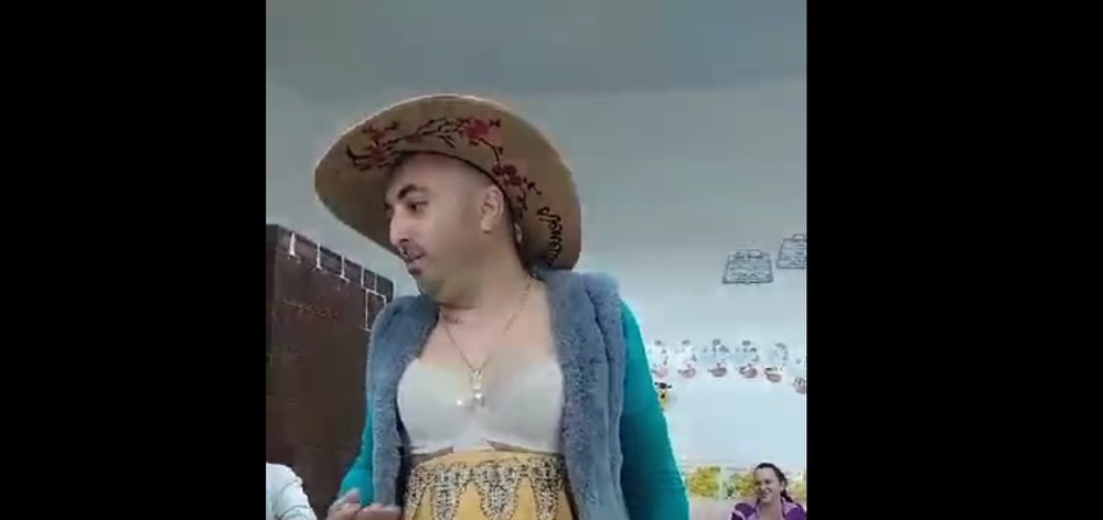 Alegător inedit cu ținută șocantă la alegeri Botoșani 2024 | sursa foto: Adevarul