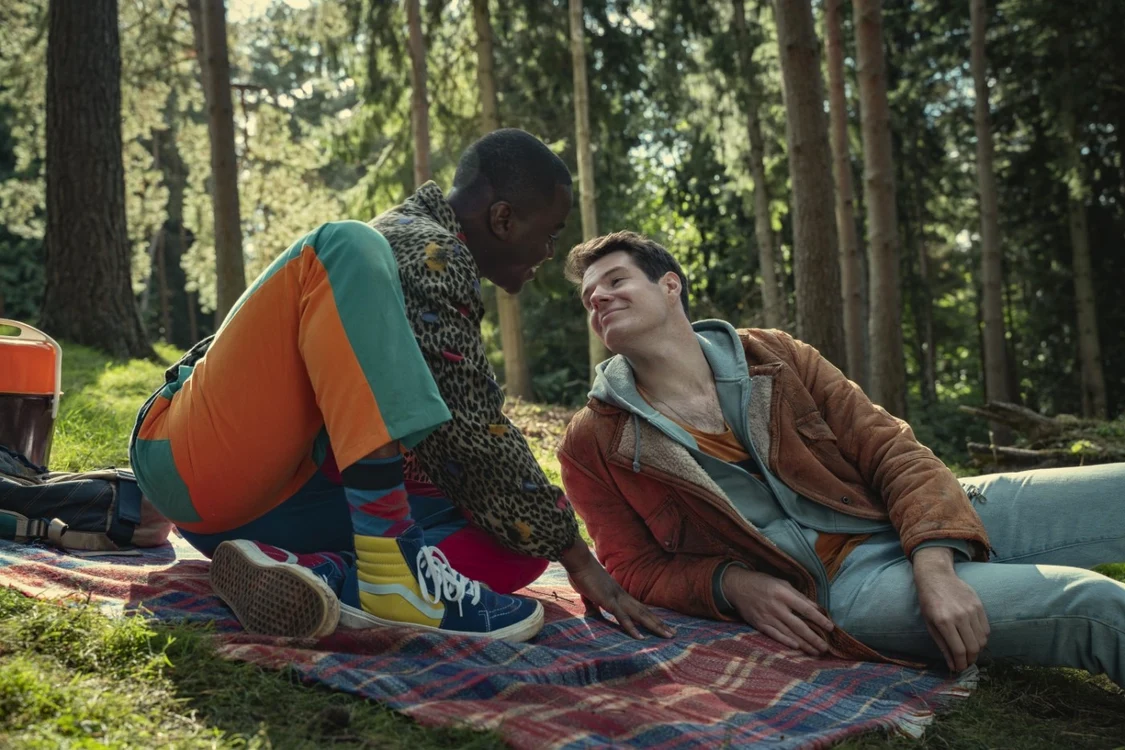 Foto: stânga - Ncuti Gatwa (personaj: Eric Effiong), dreapta - Connor Swindells (personaj: Adam Groff) / Sursă foto: Netflix