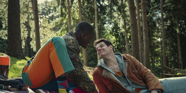 stânga Ncuti Gatwa (personaj Eric Effiong) - dreapta Connor Swindells (personaj - Adam Groff)