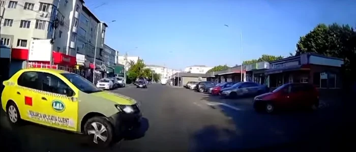 Șoferul taxiului a intrat pe strada principală fără să se asigure FOTO captură video