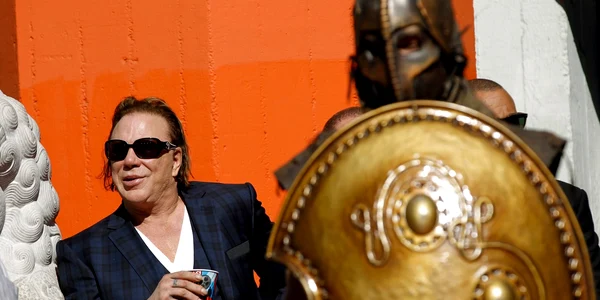 Mickey Rourke construieşte un adăpost pentru maidanezi la Bucureşti