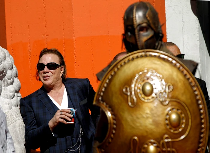 Mickey Rourke construieşte un adăpost pentru maidanezi la Bucureşti