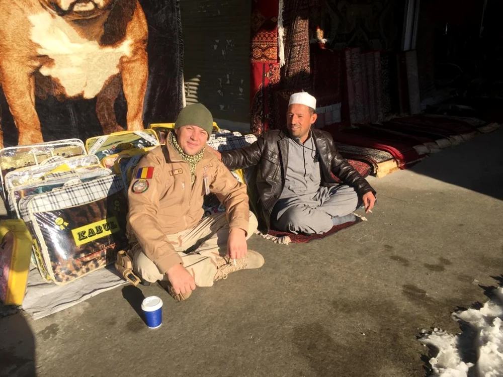 Militarii şi-au făcut prieteni printre localnici FOTO: arhiva personală Liviu Boroi