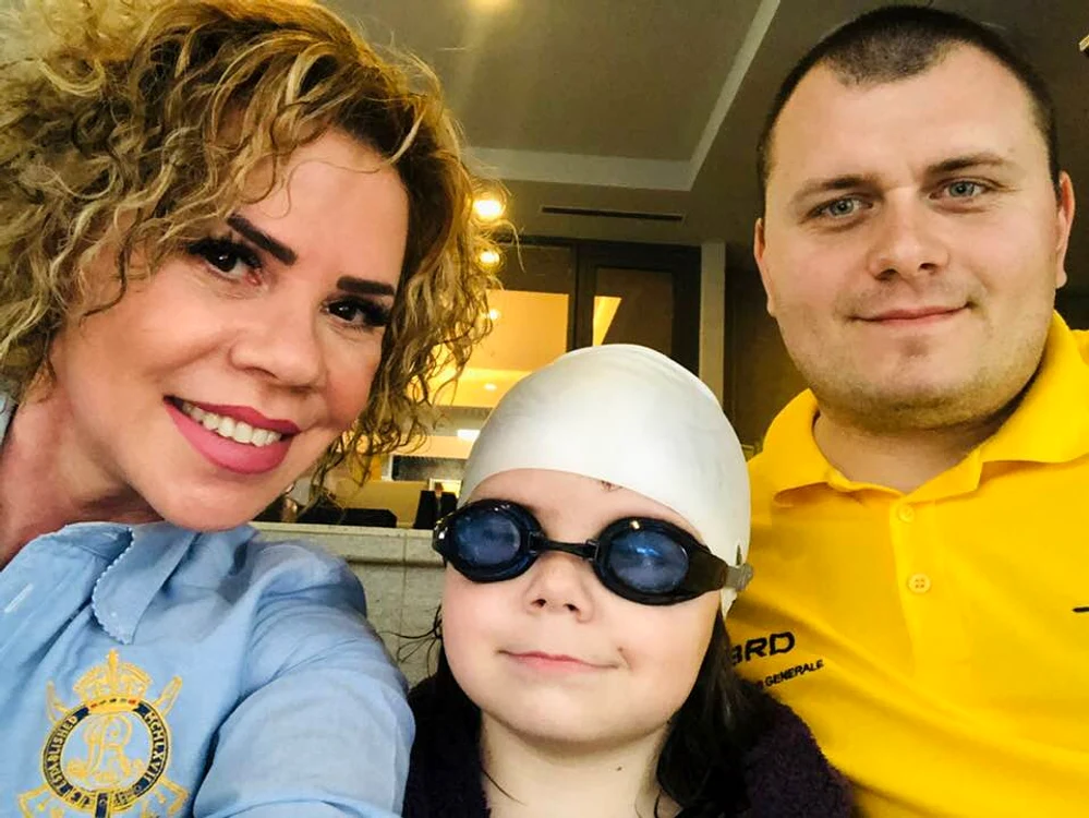 Filip, alături de mama lui și de instructorul lui de înot 